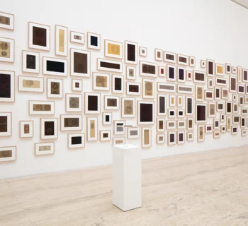 Vista de la exposición Gabriel de la Mora: La Petite Mort organizada por el Museo Jumex y el MARCO, junto con una nueva publicación en colaboración con RM. Fotografía de Ramiro Chaves.
