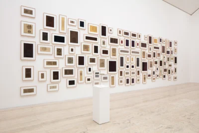 Vista de la exposición Gabriel de la Mora: La Petite Mort organizada por el Museo Jumex y el MARCO, junto con una nueva publicación en colaboración con RM. Fotografía de Ramiro Chaves.