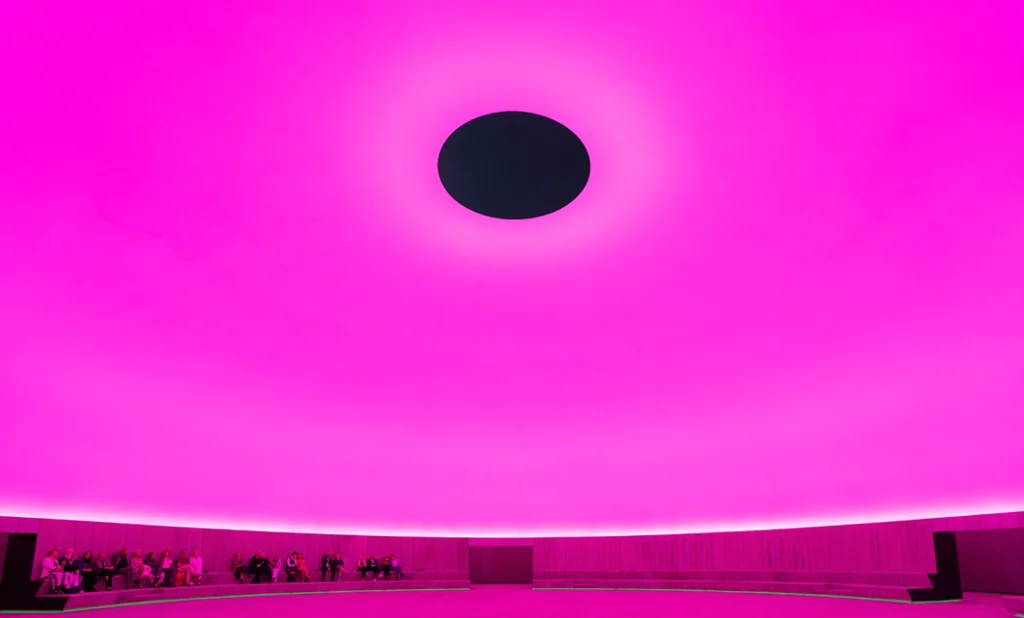 James Turrell, As Seen Below. The Dome, a Skyspace by James Turrell. Fotografía de Mads Smidstrup © ARoS, 2025. Fotografía tomada durante la visita de James Turrell en junio de 2025.