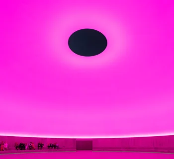 James Turrell, As Seen Below. The Dome, a Skyspace by James Turrell. Fotografía de Mads Smidstrup © ARoS, 2025. Fotografía tomada durante la visita de James Turrell en junio de 2025.