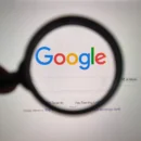 Uso de herramientas para verificar información digital.