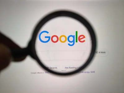 Uso de herramientas para verificar información digital.